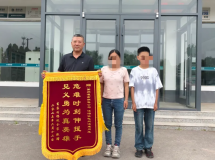 为这个灌南人点赞！ 不顾危险，纵身一跃救下落水母子...